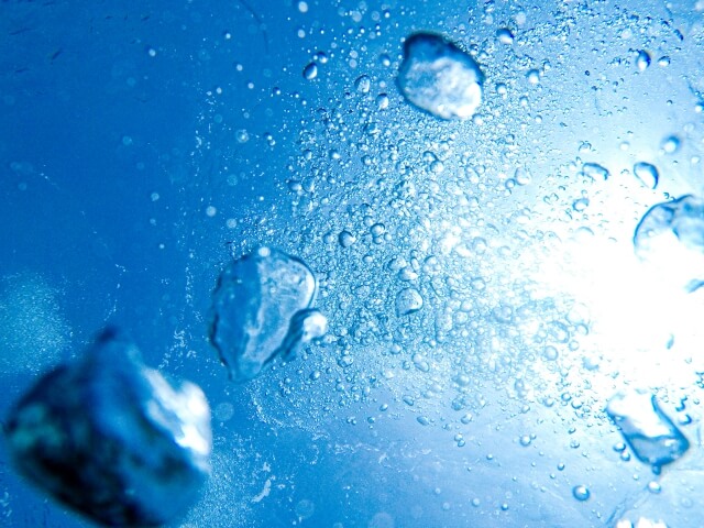 水中で浮かぶ美しい泡の様子