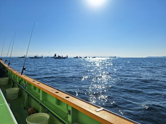 晴天の海を航行するボート