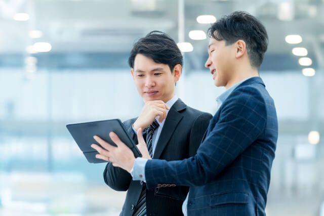 オフィスでタブレットを使うビジネスマン