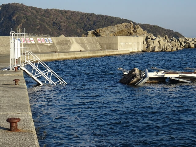 海辺の港と係留されたボート