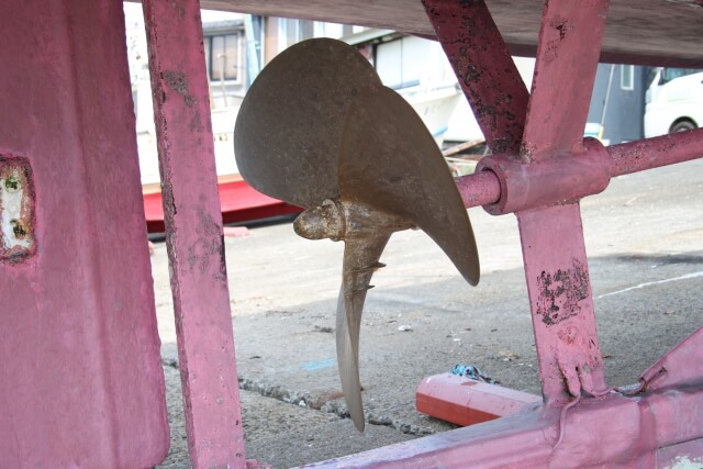 乾ドックでの船舶用プロペラ